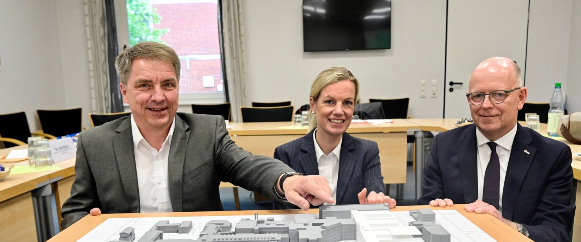 Oberbürgermeister Jürgen Krogmann, Finanzdezernentin Dr. Julia Figura und Vorstandsvorsitzender des Klinikums Oldenburg  Rainer Schoppik stellen das Neubauprojekt und die Finanzierung vor. Foto: Sascha Stüber