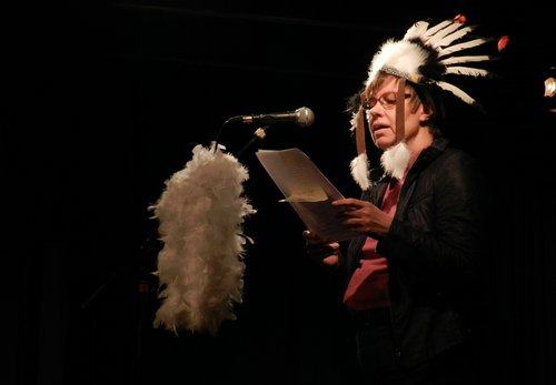 Poetry Slamerin schmückt sich mit "Fremden Federn". Foto: Literaturbüro Oldenburg