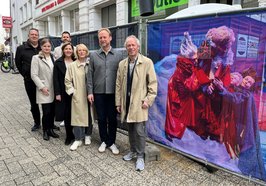 Ralph Wilken (rechts, Leiter Wirtschaftsförderung), mit Beteiligten der Wirtschaftsförderung, des Staatstheaters und des Theaterquartiers beim Auftakt in der Gaststraße – die Bauzaunbanner verbinden Stadtentwicklung und Kultur. Foto: Stadt Oldenburg