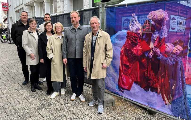 Ralph Wilken (rechts, Leiter Wirtschaftsförderung), mit Beteiligten der Wirtschaftsförderung, des Staatstheaters und des Theaterquartiers beim Auftakt in der Gaststraße – die Bauzaunbanner verbinden Stadtentwicklung und Kultur. Foto: Stadt Oldenburg