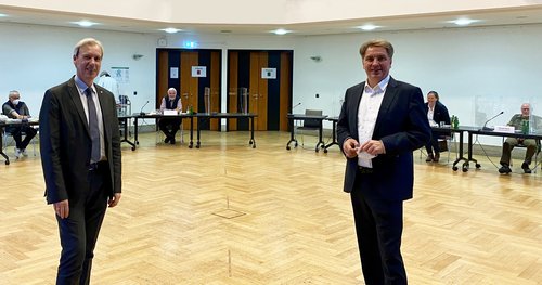 Mit Abstand konstruktiver Dialog: Oberbürgermeister Jürgen Krogmann (rechts) empfing die Arbeitsgemeinschaft Stadtoldenburger Bürgervereine mit ihrem Vorsitzenden Harald Götting (links) an der Spitze zum Jahresgespräch im PFL. Foto: Stadt Oldenburg