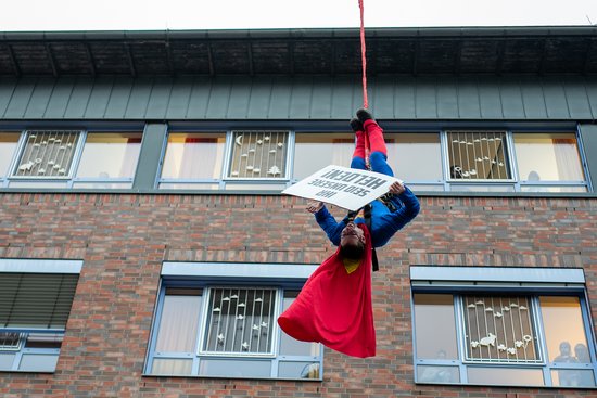 Superman steht Kopf: Die kleinen Patientinnen und Patienten des Elisabeth-Kinderkrankenhauses staunten begeistert an den Fenstern über die akrobatischen Einlagen der Superhelden am Seil. Foto: Sascha Stüber Foto: Sascha Stüber