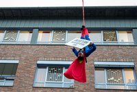 Superman steht Kopf: Die kleinen Patientinnen und Patienten des Elisabeth-Kinderkrankenhauses staunten begeistert an den Fenstern über die akrobatischen Einlagen der Superhelden am Seil. Foto: Sascha Stüber Foto: Sascha Stüber