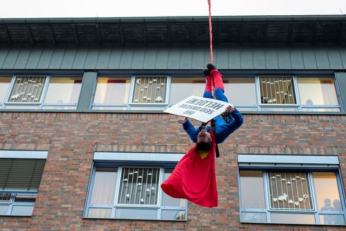 Superman steht Kopf: Die kleinen Patientinnen und Patienten des Elisabeth-Kinderkrankenhauses staunten begeistert an den Fenstern über die akrobatischen Einlagen der Superhelden am Seil. Foto: Sascha Stüber Foto: Sascha Stüber