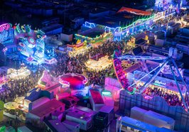 Blick auf einen Teil des gut besuchten Oldenburger Kramermarkts 2024 am Abend aus dem Riesenrad heraus. Foto: Sascha Stüber