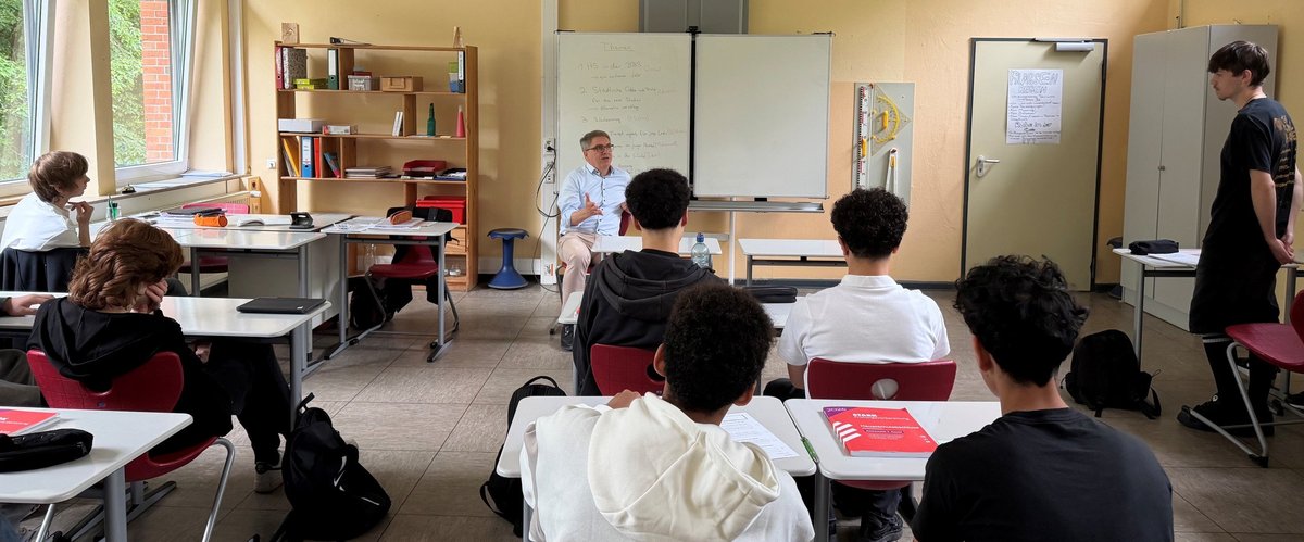 Oberbürgermeister Jürgen Krogmann in einem Klassenraum der OBS Osternburg. Foto: Stadt Oldenburg