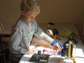 Schüler experimentiert mit Solarenergie. Quelle: Stadt Oldenburg