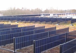 Aufgrund der vorhandenen Dachbegrünung war eine innovative Lösung gefragt: So stehen die einzelnen Module senkrecht und können auf zwei Seiten Sonnenlicht einfangen, um für eine größtmögliche Leistung zu sorgen. Foto: Stadt Oldenburg