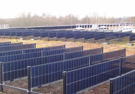 Aufgrund der vorhandenen Dachbegrünung war eine innovative Lösung gefragt: So stehen die einzelnen Module senkrecht und können auf zwei Seiten Sonnenlicht einfangen, um für eine größtmögliche Leistung zu sorgen. Foto: Stadt Oldenburg
