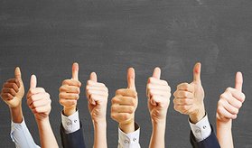 Viele Daumen zeigen nach oben. Foto: Robert Kneschke/Fotolia.com