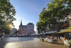 Außengastronomie am Rathausplatz. Foto: Hans-Jürgen Zietz