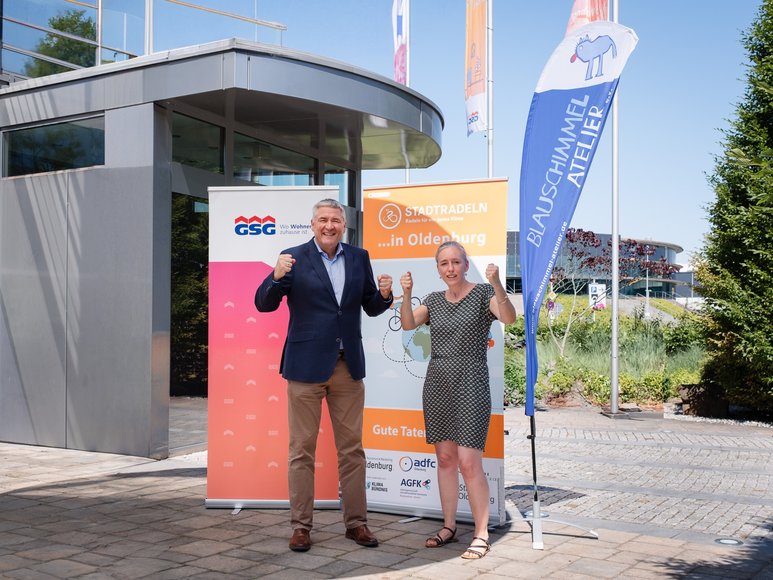 Daniel Jircik, Geschäftsführer der GSG OLDENBURG Bau- und Wohngesellschaft mbH, und Jessica Leffers, Geschäftsführerin Blauschimmel Atelier e.V., freuen sich auf viele Kilometer für das Erreichen des vierten Etappenziels. Foto: GSG OLDENBURG