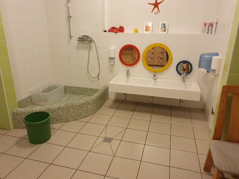 Waschbecken und Dusche. Foto: Stadt Oldenburg