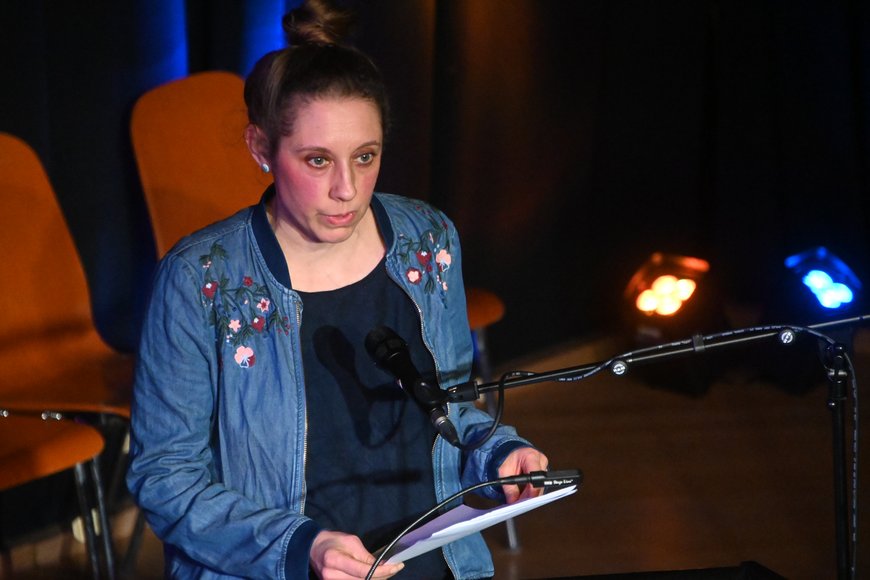 Kunstpädagogin Laura Keppel beim Lesen ihres Textes. Foto: Torsten von Reeken.