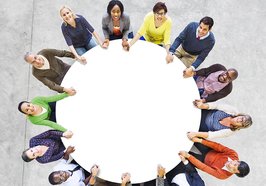 Verschiedene Menschen um einen Tisch. Foto: rawpixel/Fotolia.com