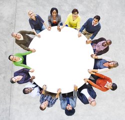 Verschiedene Menschen um einen Tisch. Foto: rawpixel/Fotolia.com