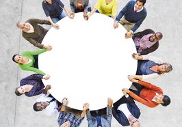 Verschiedene Menschen um einen Tisch. Foto: rawpixel/Fotolia.com