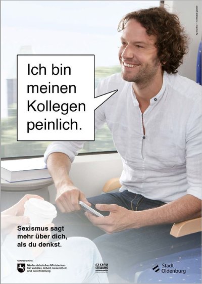 Ein Mann sitzt einer Frau im Zug gegenüber. Eine Sprechblase legt ihm die Worte in den Mund „Ich bin meinen Kollegen peinlich“. Links unten steht „Sexismus sagt mehr über dich, als Du denkst“. Grafik: thjnk/Stadt Oldenburg