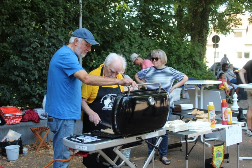 Frische Bratwurst vom Bürgerverein. Foto: Sonja Deuling