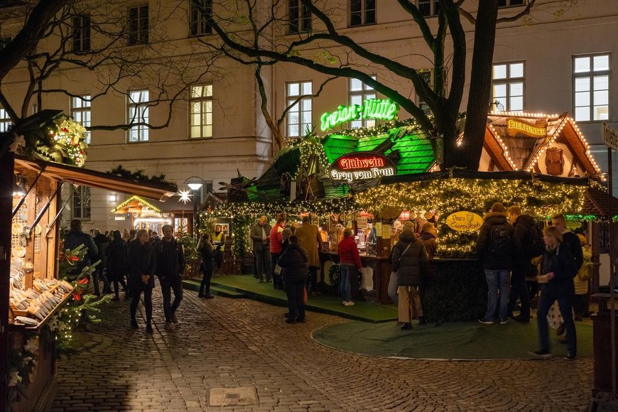 Blick in den Kirchgang mit Enzian-Hütte auf dem Lamberti-Markt 2021. Foto: Sascha Stüber
