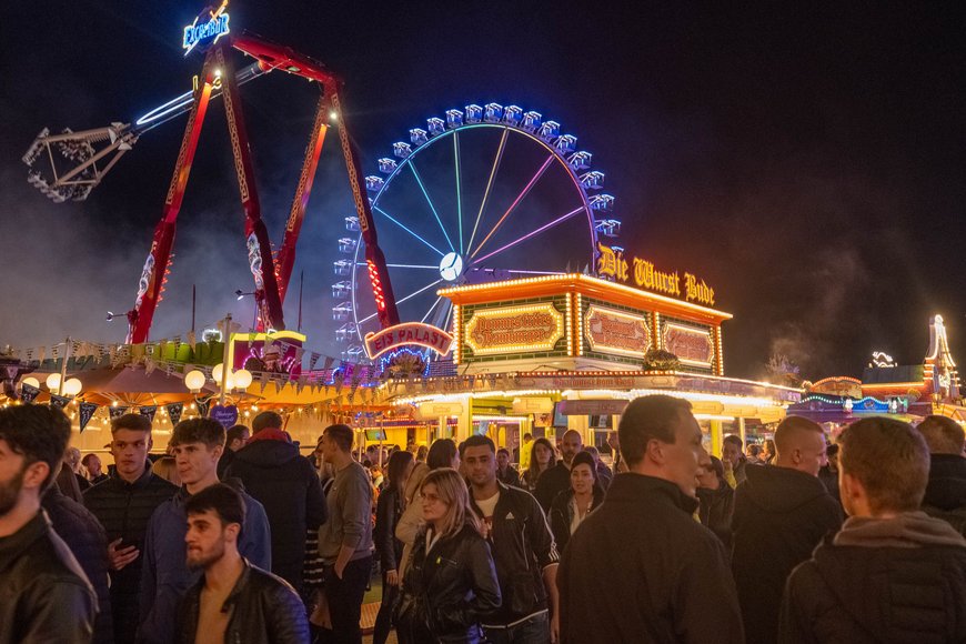 Excalibur und Riesenrad auf dem Kramermarkt 2023. Foto: Sascha Stüber