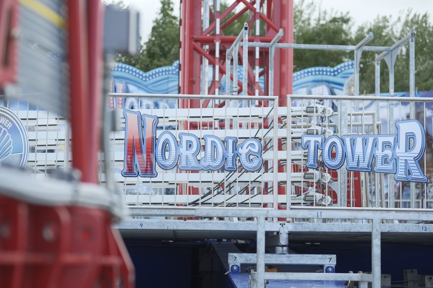Der Nordic Tower beim Aufbau auf dem Kramermarkt am 22. September 2025. Foto: Sascha Stüber