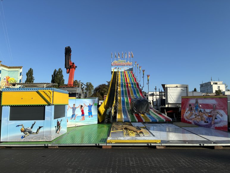 Die „Super Rutsche“ beim Aufbau am 24. September 2026. Foto: Stadt Oldenburg