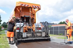 Fahrzeug und Bauarbeiter bei Asphaltierungsarbeiten. Foto: Stadt Oldenburg