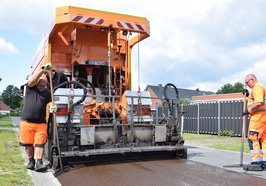 Fahrzeug und Bauarbeiter bei Asphaltierungsarbeiten. Foto: Stadt Oldenburg