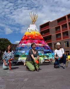 Eröffneten das Tipi in Kreyenbrück (von links): Jutta Hinrichsen (Gemeinwesenarbeit Stadtteiltreff Kreyenbrück, Stadt Oldenburg), Sophie Arenhövel (Kulturbüro, Stadt Oldenburg) und Künstlerin Ute Lennartz-Lembeck. Foto: Stadt Oldenburg
