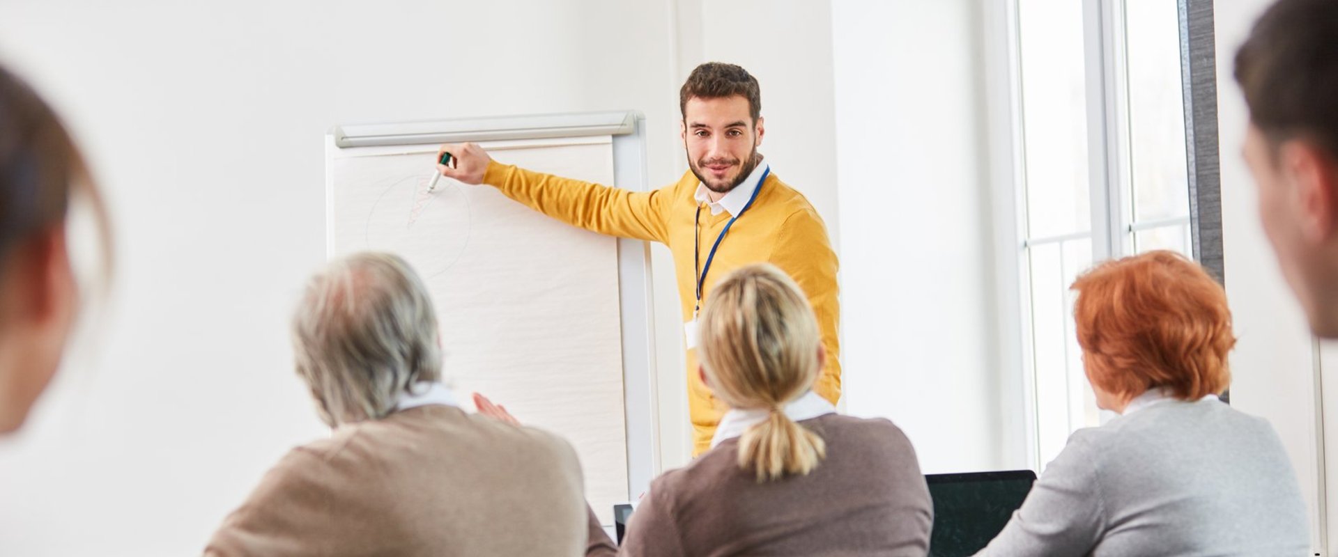 Ein Dozent hält einen Vortrag. Foto: Robert Kneschke/AdobeStock