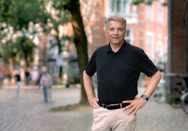 Ober-Bürgermeister Jürgen Krogmann vor dem Alten Rathaus. Foto: Assanimoghaddam/Mittwollen