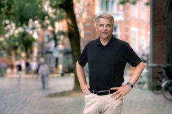 Oberbürgermeister Jürgen Krogmann stehend mit Poloshirt in der Innenstadt.