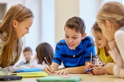 Kinder in einem Klassenzimmer. Foto: Syda Productions/AdobeStock