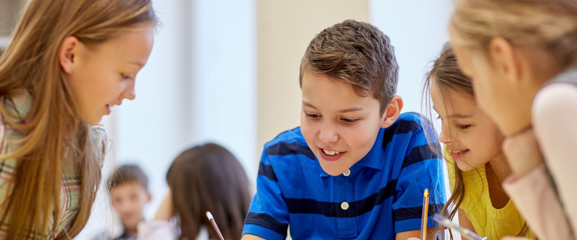 Kinder in einem Klassenzimmer. Foto: Syda Productions/AdobeStock