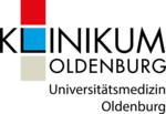 Logo des Klinikums Oldenburg AöR. Schwarzer Schriftzug mit rotem, blauem und beigem Quadrat von oben nach unten. Logo: Klinikum Oldenburg