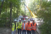 Freuen sich über die Ankunft von Deutschlands erster Modulbrücke aus Carbonbeton (von links): Stefan Gramberg und Karl-Dieter Goldsweer, Christoph Tiesler sowie Steffen Grohnert und Jan Bernath. Foto: Sascha Stüber