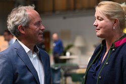 Ralph Wilken (links), Leiter der städtischen Wirtschaftsförderung und Birgit Nowy, Abteilungsleiterin Personalentwicklung beim Zweckverband Kommunale Datenverarbeitung Oldenburg (KDO), im Gespräch. Foto: Jörg Hemmen Ralph Wilken (links), Leiter der städtischen Wirtschaftsförderung und Birgit Nowy, Abteilungsleiterin Personalentwicklung beim Zweckverband Kommunale Datenverarbeitung Oldenburg (KDO), im Gespräch. Foto: Jörg Hemmen