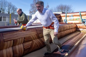 Tag des Gesundheitsamts am 20. März 2026: Beim Bungee-Run traten Oberbürgermeister Jürgen Krogmann und Sozialdezernent Jan Bembennek gegeneinander an und trainierten dabei spielerisch Ausdauer und Muskeln. Foto: Sascha Stüber Tag des Gesundheitsamts am 20. März 2026: Beim Bungee-Run traten Oberbürgermeister Jürgen Krogmann und Sozialdezernent Jan Bembennek gegeneinander an und trainierten dabei spielerisch Ausdauer und Muskeln. Foto: Sascha Stüber