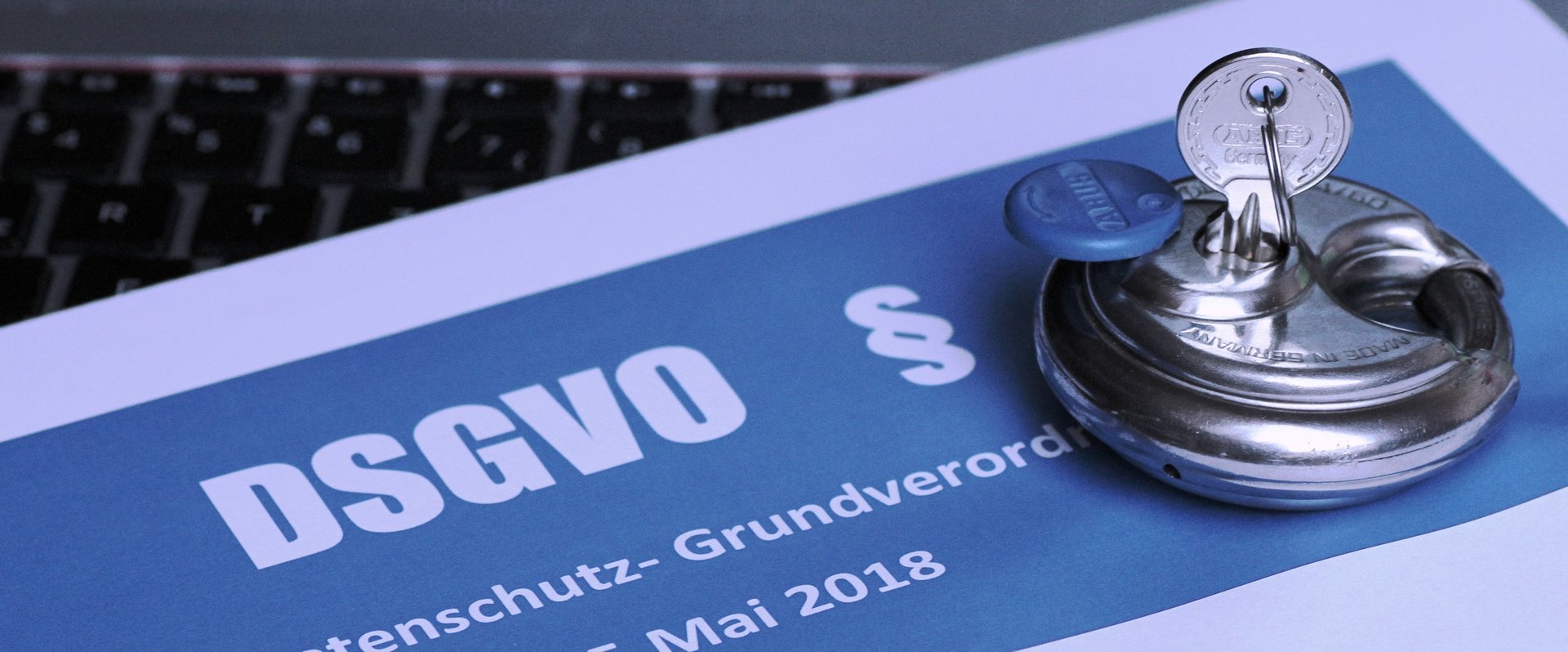 Schloss mit Schlüssel auf einem Blatt Papier mit der Aufschrift „DSGVO“. Foto: Melti/Pixelio