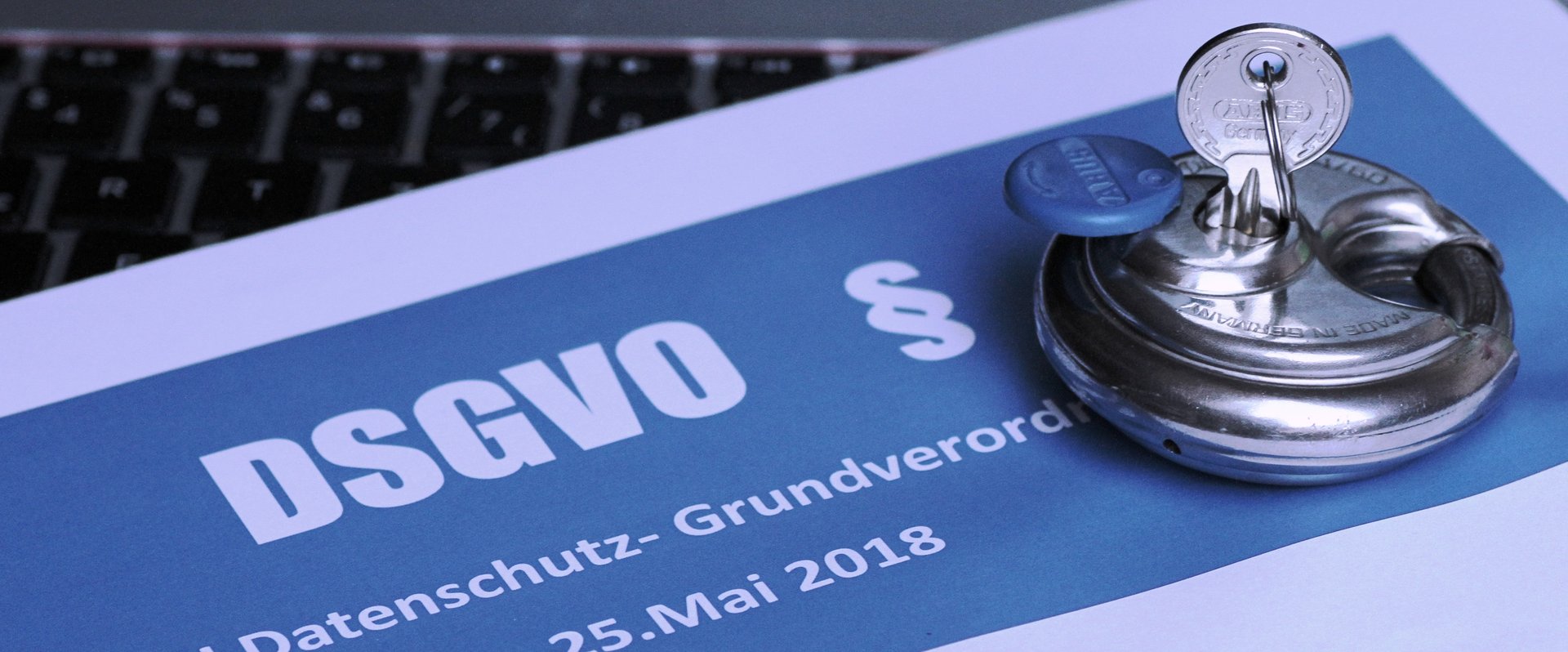 Schloss mit Schlüssel auf einem Blatt Papier mit der Aufschrift „DSGVO“. Foto: Melti/Pixelio