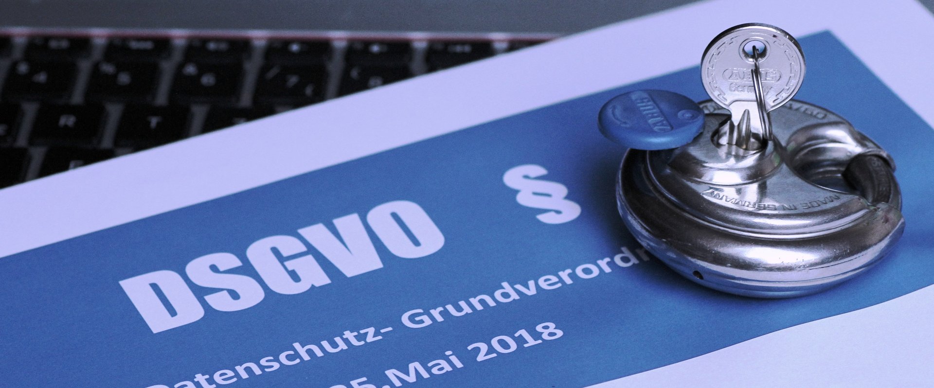 Schloss mit Schlüssel auf einem Blatt Papier mit der Aufschrift „DSGVO“. Foto: Melti/Pixelio