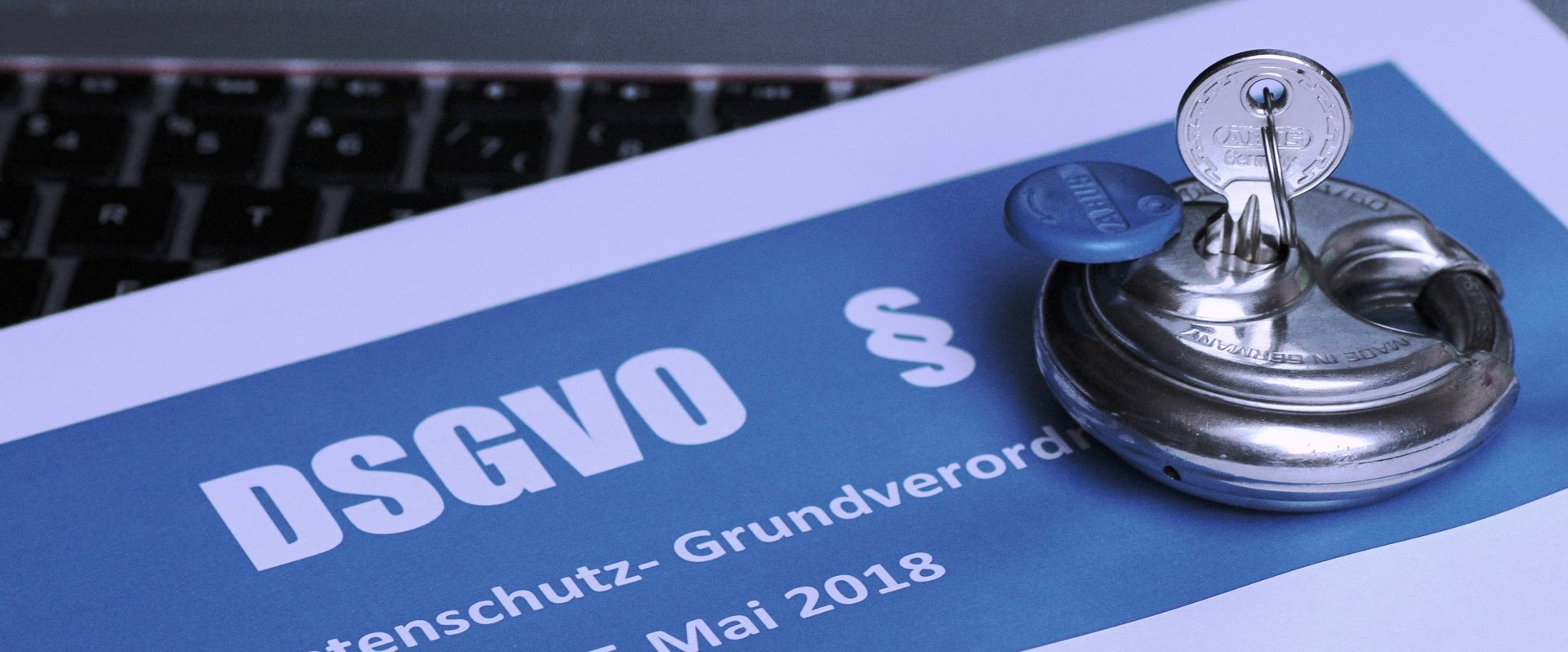 Schloss mit Schlüssel auf einem Blatt Papier mit der Aufschrift „DSGVO“. Foto: Melti/Pixelio