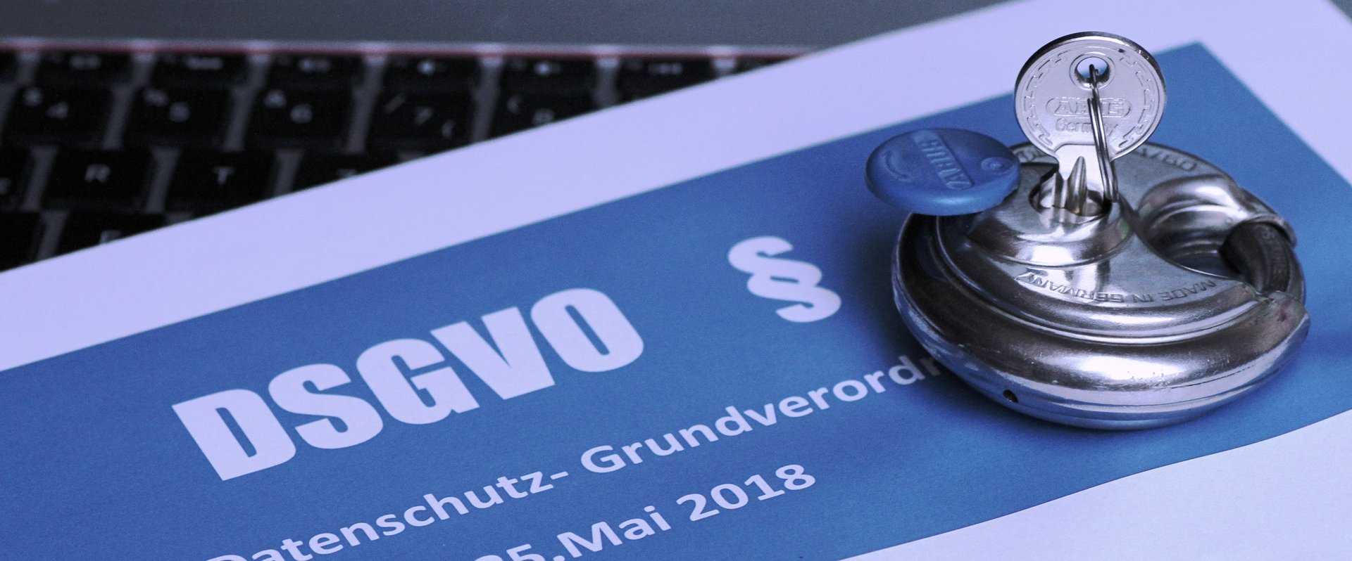 Schloss mit Schlüssel auf einem Blatt Papier mit der Aufschrift „DSGVO“. Foto: Melti/Pixelio