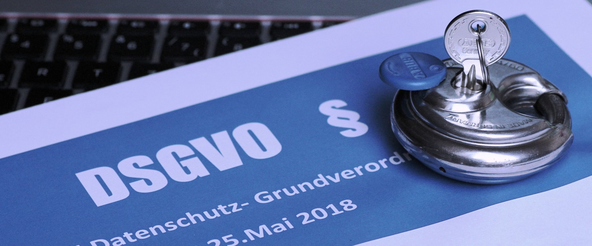 Schloss mit Schlüssel auf einem Blatt Papier mit der Aufschrift „DSGVO“. Foto: Melti/Pixelio
