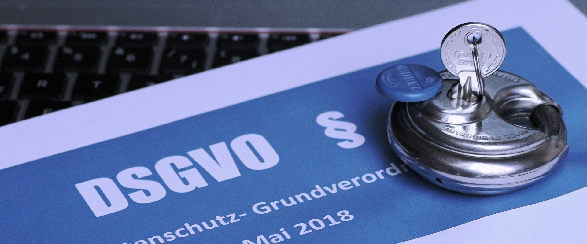 Schloss mit Schlüssel auf einem Blatt Papier mit der Aufschrift „DSGVO“. Foto: Melti/Pixelio