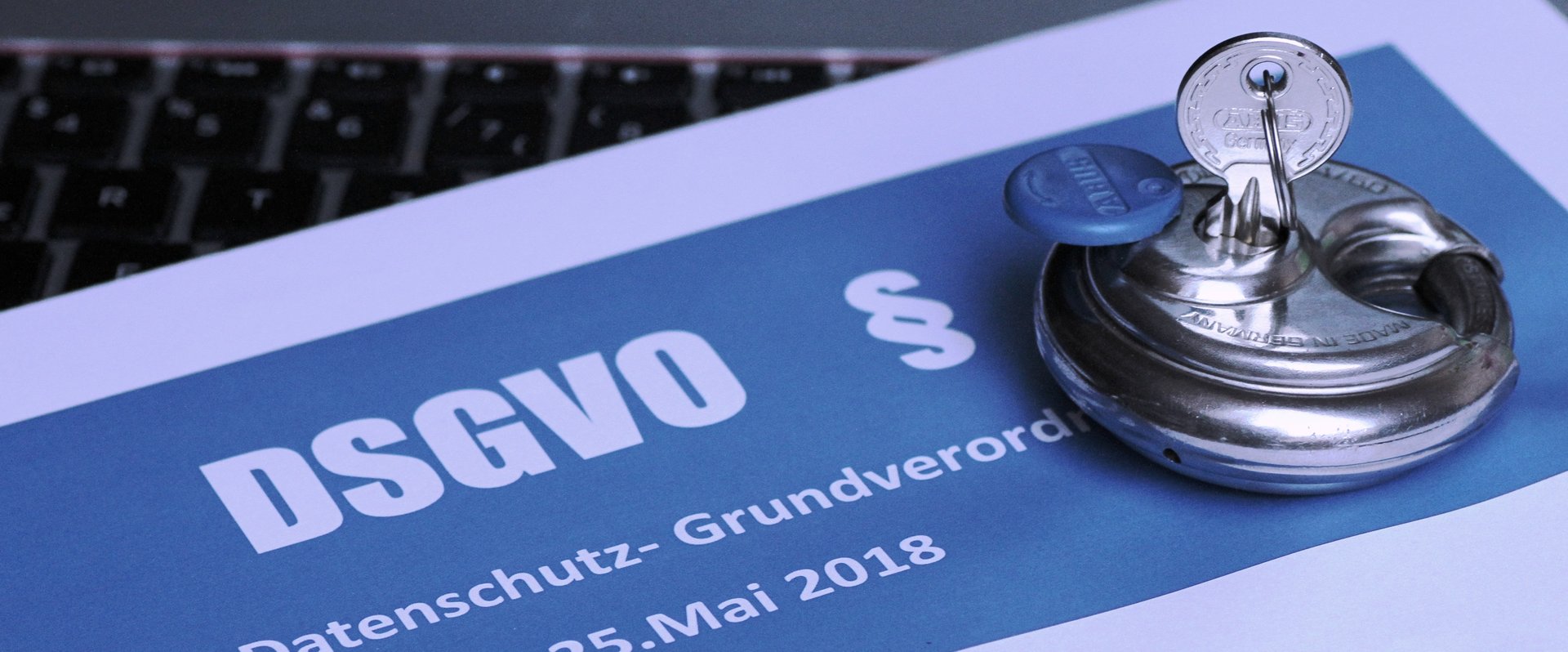 Schloss mit Schlüssel auf einem Blatt Papier mit der Aufschrift „DSGVO“. Foto: Melti/Pixelio