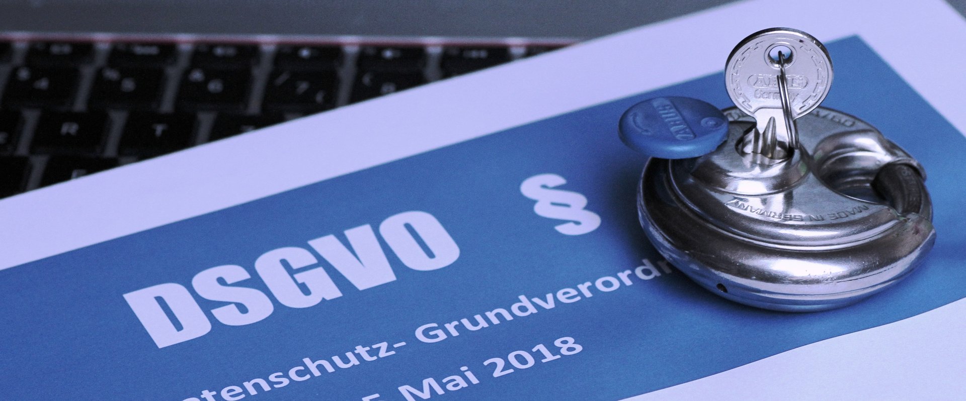 Schloss mit Schlüssel auf einem Blatt Papier mit der Aufschrift „DSGVO“. Foto: Melti/Pixelio