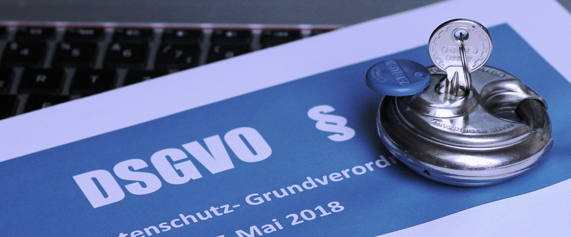 Schloss mit Schlüssel auf einem Blatt Papier mit der Aufschrift „DSGVO“. Foto: Melti/Pixelio