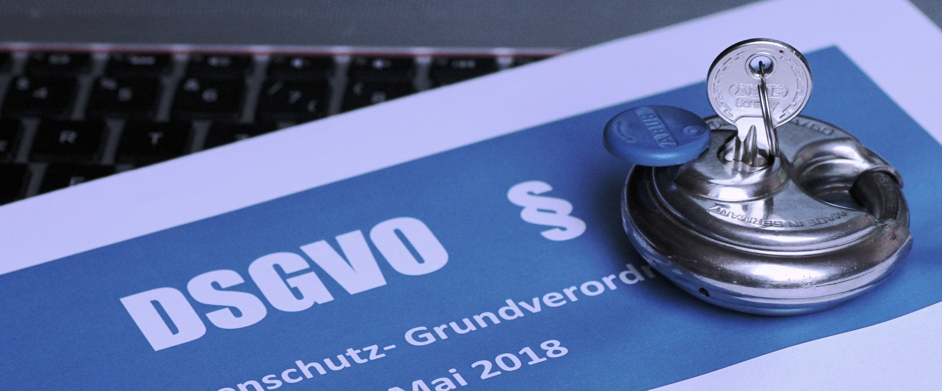 Schloss mit Schlüssel auf einem Blatt Papier mit der Aufschrift „DSGVO“. Foto: Melti/Pixelio